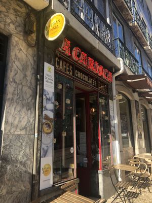 Classic Lisboa shopfront look  at Vegan Nata - Chiado in Lisbon