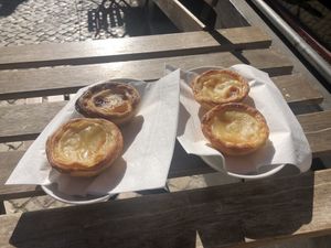 Natas in the sun  at Vegan Nata - Chiado in Lisbon