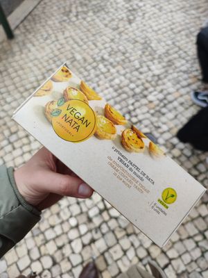 Take away 6 tarts at Vegan Nata - Chiado in Lisbon