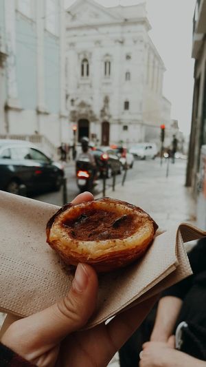 Pastelito de vegan nata con canela espolvoreada at Vegan Nata - Chiado in Lisbon