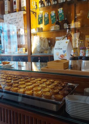 Lugar muito acolhedor, ótimo atendimento e muito gostoso o pastel de nata. at Vegan Nata - Chiado in Lisbon