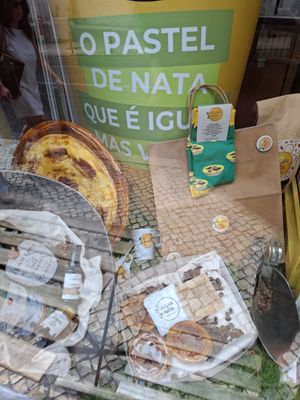 The vitrine at Vegan Nata - Chiado in Lisbon