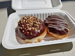 Beignes crème aux arachides et crème St-Denis at La Beignerie in Montreal