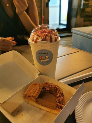 Beigne au Speculoos et Frappé Matcha-framboise at La Beignerie in Montreal