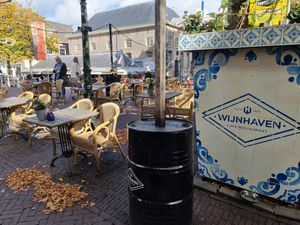 plenty of outdoor seating at Wijnhaven in Delft
