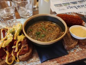 Vegan proeverij: biet curry broodje, uien soep, kroket at Wijnhaven in Delft
