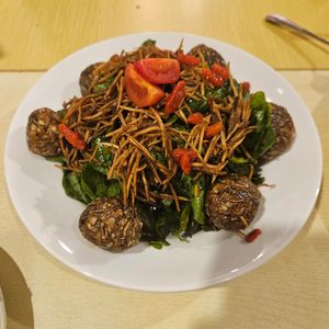 Handfried bean sprouts with veggie balls, burdocks straps, tomato and goji berries at GreenWoods - 綠野林 in Kowloon