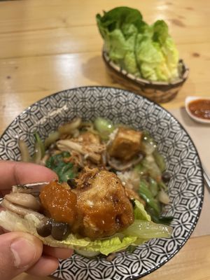 Dupbap with tofu, shimeji mushrooms and rice. Delicious 🤤 14€ oct/2022  at KimchiMama in Barcelona