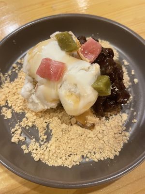 Helado de danpat injeolmi (sorbet made from oat/avena with bean jam on the side from what I understood) - 5,50€ oct/2022  at KimchiMama in Barcelona