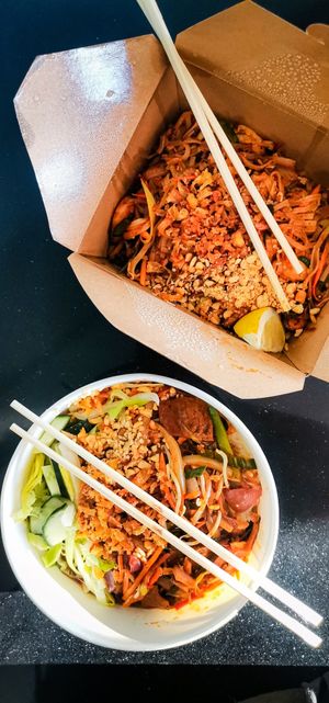 Pad Thai (oben rechts) und Pho Tron Veggie mit Rind (unten links). at Viet Tam in Brno