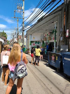 line in the alley at Beacon Doughnuts in Chicago