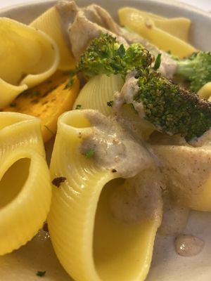 Pasta con brócoli y calabazas asadas con salsa thain  at El Berenjenal in Valladolid