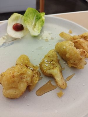 Coliflor picante en tempura at El Berenjenal in Valladolid