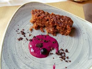 Bizcocho de zanahoria y nueces con mouse de frutos rojos at El Berenjenal in Valladolid