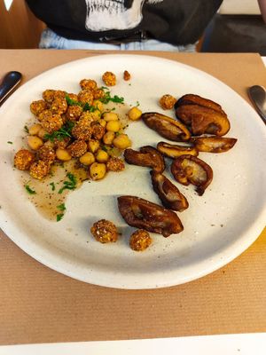 Garbanzos rebozados con setas shiitake at El Berenjenal in Valladolid
