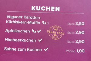 Titel Kuchen - Zwei vegane Desserts (Karotten-Kürbis-Muffin, Apfelkuchen) at Cafe Del Sol in Moenchengladbach