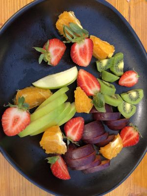 fruit plate at Gioma Meze in Crete