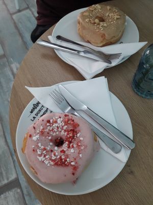 Fresh strawberry and peanutbutter 🍩 at La Donuteria in Aalborg