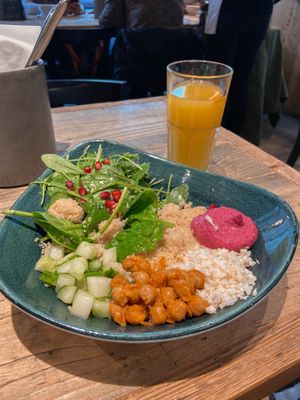 Oriental Bowl and fresh Orange Juice at Cotidiano Promenadenplatz in Munich