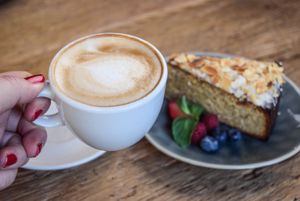 Oat milk cappuchino and yummy carrot cake at Cotidiano Promenadenplatz in Munich