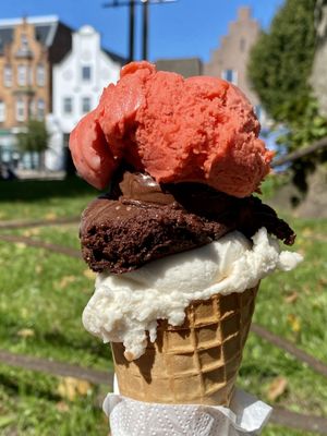 Strawberry, Dark Chocolate, Banana at Eiscafe Cortina in Husum