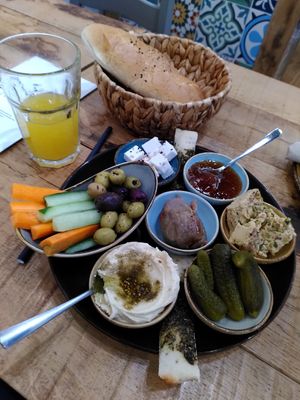 Zaytouna Früstück and Maracujaschorle at Zaytouna Cafe in Aachen