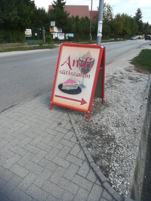 Street view at Andi Sütiszalon in Velence