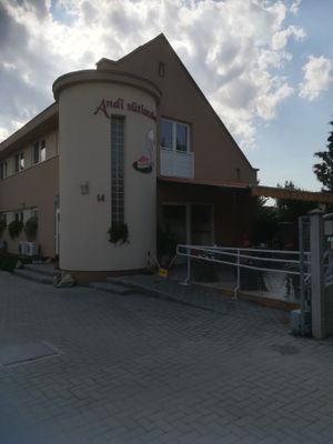 Street view at Andi Sütiszalon in Velence