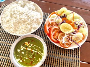 My veganized lunch: a salad, palak (no pannier) & plain ricee  at India Gate in Nouakchott