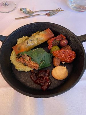 Meze Balkan-Art: Spinat Börek, Mangoldblatt gefühlt mich Buchweizen Bulgur, mariniere Oliven, Hummus, Grüne Bohnencreme und süße Paprikamarmelade at Plant Based Kitchen in Waldkirch