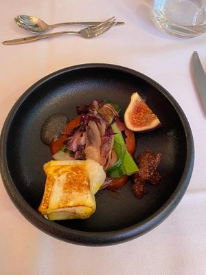 Hausgemachter Reis-Räucherkäse mit karamellisiert Radicchio, gebratenen Frühlingslauch, Birnensenf und Feigenchutney at Plant Based Kitchen in Waldkirch