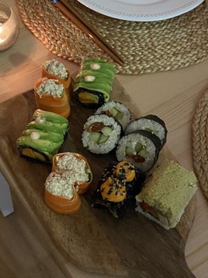 L caja degustación de 24 piezas es una pasada! Todos brutales.  at Veganashi - Gluten Free Sushi in Barcelona