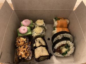 Degustación de sushi (uramaki Sandicate, uramaki Cambur, uramaki Esparshii, Futomaki Veganashi, gunkan Tuensa)  at Veganashi - Gluten Free Sushi in Barcelona