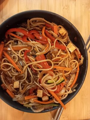 Yakisoba ( a medias) at Veganashi - Gluten Free Sushi in Barcelona