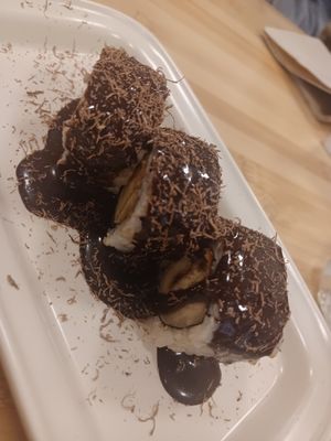 Makis de chocolate y platano at Veganashi - Gluten Free Sushi in Barcelona