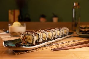 Uramaki platacao (banana, crema de cacahuete y chocolate) at Veganashi - Gluten Free Sushi in Barcelona