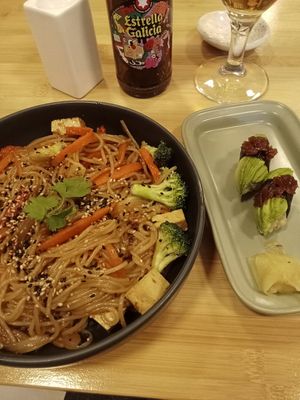 Yakisoba con nigiri de aguacate y cebolla at Veganashi - Gluten Free Sushi in Barcelona