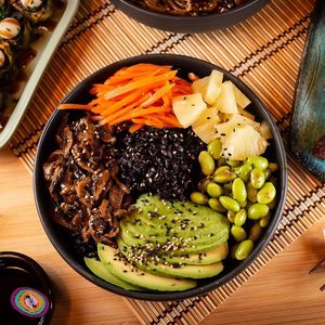 Pokenashi: black or brown rice + edamame + pineapple + pickled carrot with garlic and ginger + avocado + shiitake teriyaki and sesame seeds at Veganashi - Gluten Free Sushi in Barcelona