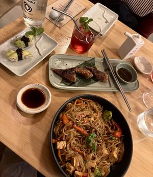 avocado nigiri roll w/ onions, yakisoba noodles, gyoza dumplings, & blueberry lemonade!  at Veganashi - Gluten Free Sushi in Barcelona