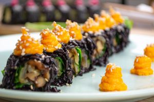 Uramaki ShiiBoni - Uramaki de Arroz negro con Shiitake Teriyaki + cebolla caramelizada + rúcula + topping de crema de boniato + sésamo (8 piezas) at Veganashi - Gluten Free Sushi in Barcelona