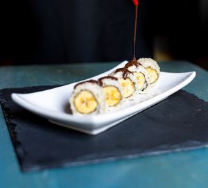 Uramaki Platacao: Uramaki de Arroz integral con Plátano + mantequilla de cacahuete + cacao 100%   at Veganashi - Gluten Free Sushi in Barcelona
