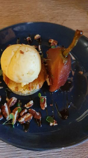 Mango icecream, pear and cake with peacan nuts at De Budde in Nijverdal