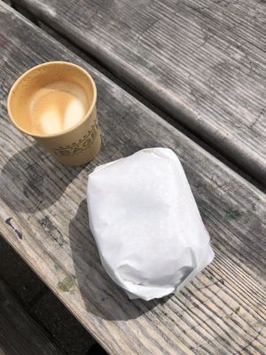How I got my order (oat flat white, blueberry bagel)  at Budapest Bagel in Vienna