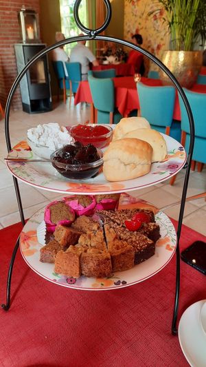 De zoete taartjes en muffins at De Theefabriek in Houwerzijl