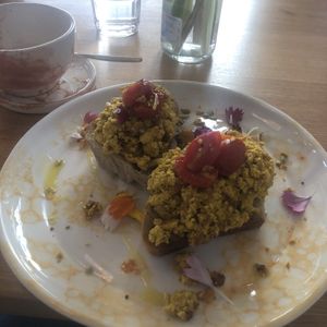 Torrada de tofu e tomate e chai latte at Pequeno Café e Bistrô - Arroios in Lisbon