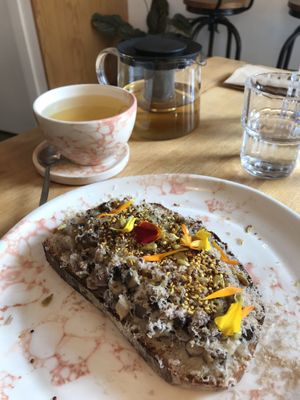 I had a vegan toast with a infusion, so tasty! 💚 at Pequeno Café e Bistrô - Arroios in Lisbon