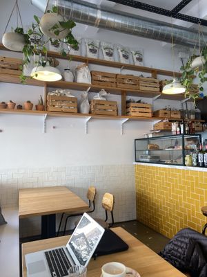 Decor at Pequeno Café e Bistrô - Arroios in Lisbon