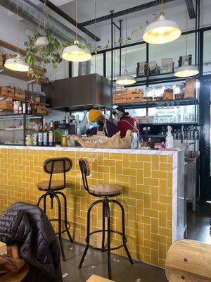 Counter prep at Pequeno Café e Bistrô - Arroios in Lisbon