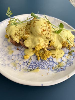 Vegan Benedict  at Pequeno Café e Bistrô - Arroios in Lisbon
