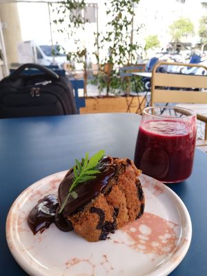 Cake with dark chocolate and beetroot juice at Pequeno Café e Bistrô - Arroios in Lisbon